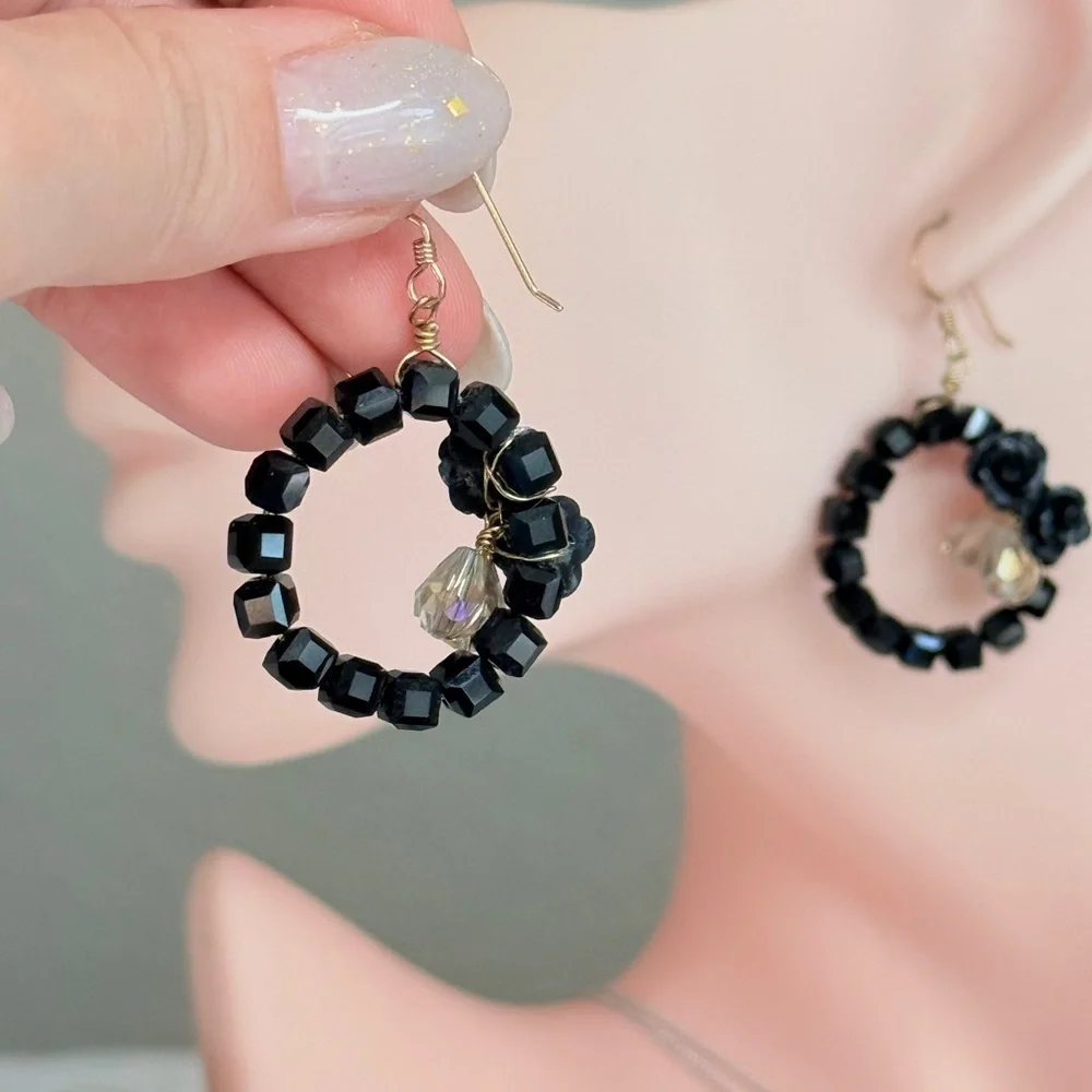 ⚜️ Elegant Black Beaded Earrings - Picture 8 of 10